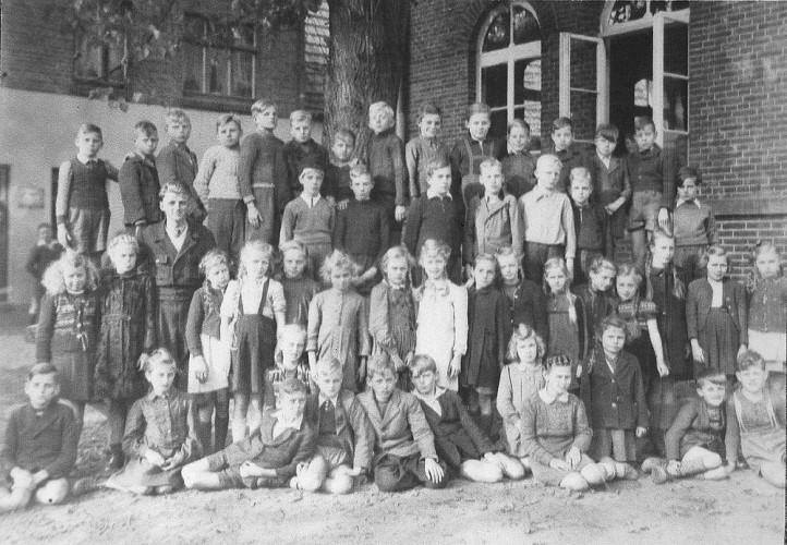 Volksschule Neuenhaus, 4. Klasse 1948 (har)