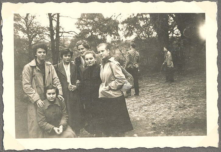 Wanderpause weiblich: Renate, Gundula, Gerda, Frau Eisenbart, Barbara, Hanna B., im Hintergrund Eckehard, Rainer