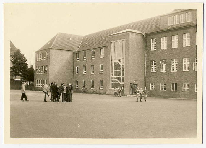Mal ein trockener Schulhof 1956